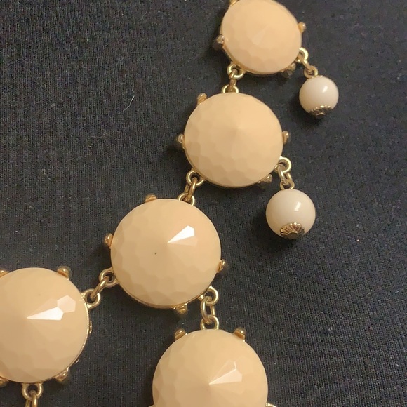 Cream and gold necklace - Picture 5 of 10